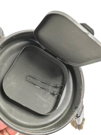 Gasmaskendose " Bereitschaftsbüchse" Modell 1938 Wehrmacht. Datiert 1943. Originale Beriemung, ungereinigtes Stück