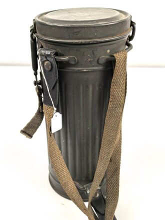 Gasmaskendose " Bereitschaftsbüchse" Modell 1938 Wehrmacht. Datiert 1943. Originale Beriemung, ungereinigtes Stück