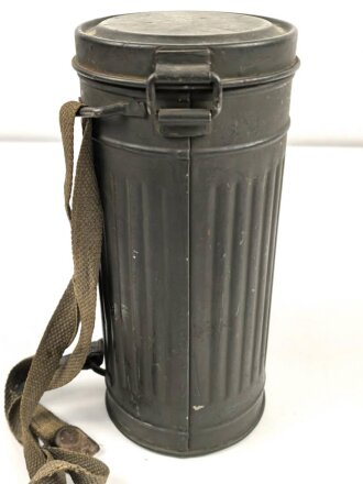 Gasmaskendose " Bereitschaftsbüchse" Modell 1938 Wehrmacht. Datiert 1943. Originale Beriemung, ungereinigtes Stück