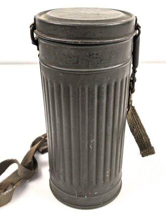 Gasmaskendose " Bereitschaftsbüchse" Modell 1938 Wehrmacht. Datiert 1943. Originale Beriemung, ungereinigtes Stück