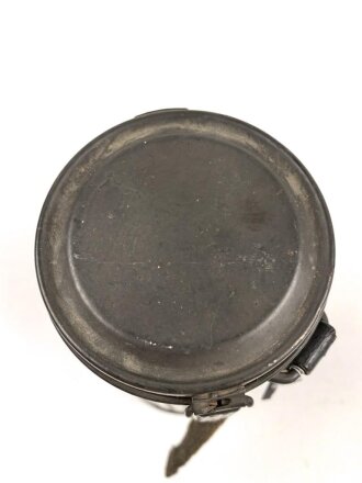 Gasmaskendose " Bereitschaftsbüchse" Modell 1938 Wehrmacht. Datiert 1943. Originale Beriemung, ungereinigtes Stück