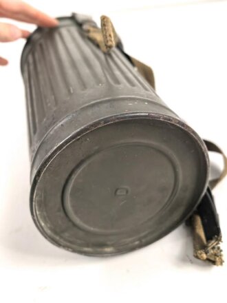 Gasmaskendose " Bereitschaftsbüchse" Modell 1938 Wehrmacht. Datiert 1943. Originale Beriemung, ungereinigtes Stück