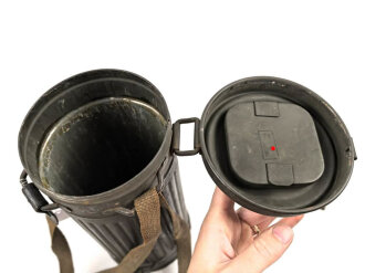 Gasmaskendose " Bereitschaftsbüchse" Modell 1938 Wehrmacht. Datiert 1943. Originale Beriemung, ungereinigtes Stück