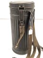 Gasmaskendose " Bereitschaftsbüchse" Modell 1938 Wehrmacht. Datiert 1943. Originale Beriemung, ungereinigtes Stück