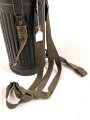 Gasmaskendose " Bereitschaftsbüchse" Modell 1938 Wehrmacht. Datiert 1943. Originale Beriemung, ungereinigtes Stück