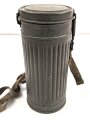 Gasmaskendose " Bereitschaftsbüchse" Modell 1938 Wehrmacht. Datiert 1943. Originale Beriemung, ungereinigtes Stück
