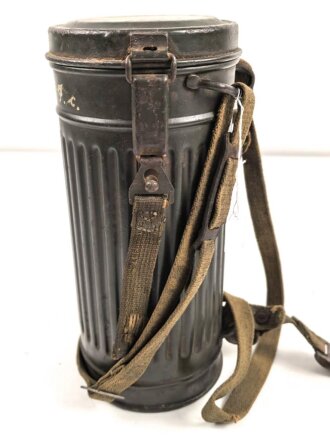 Gasmaskendose " Bereitschaftsbüchse" Modell 1938 Wehrmacht. Datiert 1943. Originale Beriemung, ungereinigtes Stück