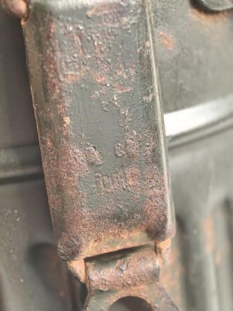 Gasmaskendose " Bereitschaftsbüchse" Modell 1938 Wehrmacht. Datiert 1943. Originale Beriemung, ungereinigtes Stück
