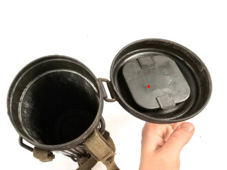 Gasmaskendose " Bereitschaftsbüchse" Modell 1938 Wehrmacht. Datiert 1943. Originale Beriemung, ungereinigtes Stück