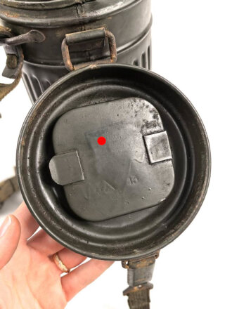 Gasmaskendose " Bereitschaftsbüchse" Modell 1938 Wehrmacht. Datiert 1943. Originale Beriemung, ungereinigtes Stück