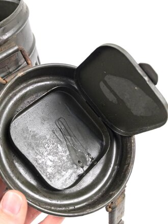 Gasmaskendose " Bereitschaftsbüchse" Modell 1938 Wehrmacht. Datiert 1943. Originale Beriemung, ungereinigtes Stück