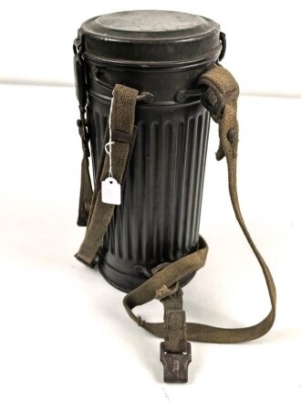 Gasmaskendose " Bereitschaftsbüchse" Modell 1938 Wehrmacht. Datiert 1943. Originale Beriemung, ungereinigtes Stück