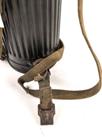 Gasmaskendose " Bereitschaftsbüchse" Modell 1938 Wehrmacht. Datiert 1943. Originale Beriemung, ungereinigtes Stück