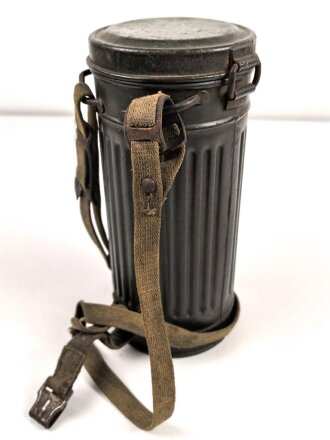 Gasmaskendose " Bereitschaftsbüchse" Modell 1938 Wehrmacht. Datiert 1943. Originale Beriemung, ungereinigtes Stück