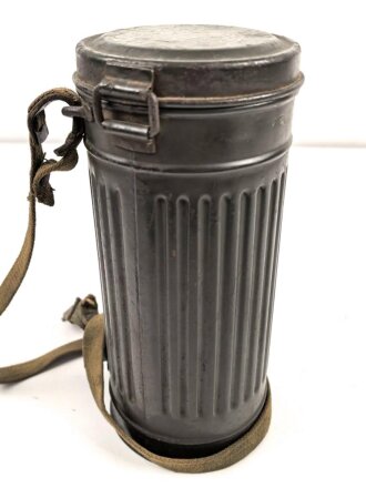 Gasmaskendose " Bereitschaftsbüchse" Modell 1938 Wehrmacht. Datiert 1943. Originale Beriemung, ungereinigtes Stück