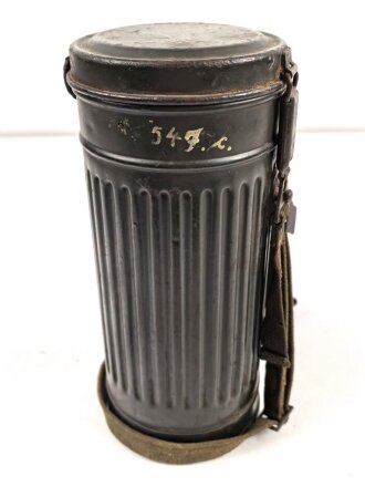 Gasmaskendose " Bereitschaftsbüchse" Modell 1938 Wehrmacht. Datiert 1943. Originale Beriemung, ungereinigtes Stück