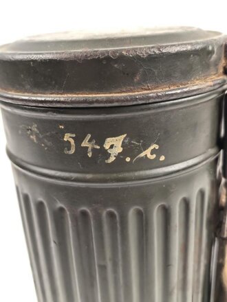 Gasmaskendose " Bereitschaftsbüchse" Modell 1938 Wehrmacht. Datiert 1943. Originale Beriemung, ungereinigtes Stück