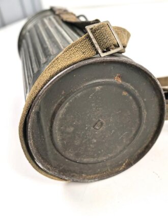 Gasmaskendose " Bereitschaftsbüchse" Modell 1938 Wehrmacht. Datiert 1943. Originale Beriemung, ungereinigtes Stück