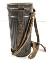 Gasmaskendose " Bereitschaftsbüchse" Modell 1938 Wehrmacht. Datiert 1943. Originale Beriemung, ungereinigtes Stück