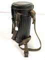 Gasmaskendose " Bereitschaftsbüchse" Modell 1938 Wehrmacht. Datiert 1943. Originale Beriemung, ungereinigtes Stück