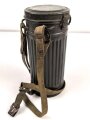 Gasmaskendose " Bereitschaftsbüchse" Modell 1938 Wehrmacht. Datiert 1943. Originale Beriemung, ungereinigtes Stück