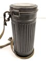 Gasmaskendose " Bereitschaftsbüchse" Modell 1938 Wehrmacht. Datiert 1943. Originale Beriemung, ungereinigtes Stück