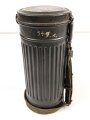 Gasmaskendose " Bereitschaftsbüchse" Modell 1938 Wehrmacht. Datiert 1943. Originale Beriemung, ungereinigtes Stück