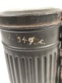 Gasmaskendose " Bereitschaftsbüchse" Modell 1938 Wehrmacht. Datiert 1943. Originale Beriemung, ungereinigtes Stück