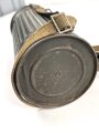 Gasmaskendose " Bereitschaftsbüchse" Modell 1938 Wehrmacht. Datiert 1943. Originale Beriemung, ungereinigtes Stück