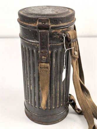 Gasmaskendose " Bereitschaftsbüchse" Modell 1938 Wehrmacht. Datiert 1941. Originale Beriemung, ungereinigtes Stück