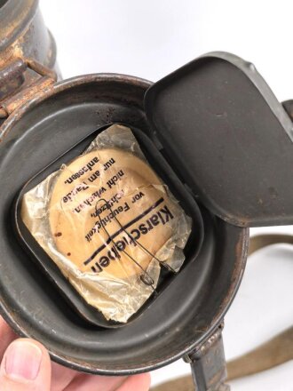 Gasmaskendose " Bereitschaftsbüchse" Modell 1938 Wehrmacht. Datiert 1941. Originale Beriemung, ungereinigtes Stück