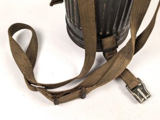 Gasmaskendose " Bereitschaftsbüchse" Modell 1938 Wehrmacht. Datiert 1941. Originale Beriemung, ungereinigtes Stück