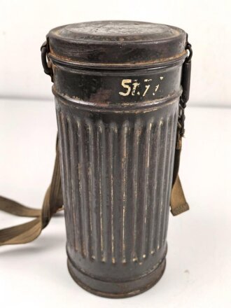 Gasmaskendose " Bereitschaftsbüchse" Modell 1938 Wehrmacht. Datiert 1941. Originale Beriemung, ungereinigtes Stück