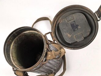 Gasmaskendose " Bereitschaftsbüchse" Modell 1938 Wehrmacht. Datiert 1941. Originale Beriemung, ungereinigtes Stück