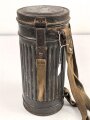 Gasmaskendose " Bereitschaftsbüchse" Modell 1938 Wehrmacht. Datiert 1941. Originale Beriemung, ungereinigtes Stück