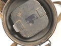 Gasmaskendose " Bereitschaftsbüchse" Modell 1938 Wehrmacht. Datiert 1941. Originale Beriemung, ungereinigtes Stück