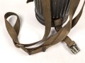 Gasmaskendose " Bereitschaftsbüchse" Modell 1938 Wehrmacht. Datiert 1941. Originale Beriemung, ungereinigtes Stück