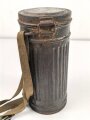 Gasmaskendose " Bereitschaftsbüchse" Modell 1938 Wehrmacht. Datiert 1941. Originale Beriemung, ungereinigtes Stück