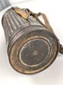 Gasmaskendose " Bereitschaftsbüchse" Modell 1938 Wehrmacht. Datiert 1941. Originale Beriemung, ungereinigtes Stück