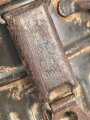 Gasmaskendose " Bereitschaftsbüchse" Modell 1938 Wehrmacht. Datiert 1941. Originale Beriemung, ungereinigtes Stück