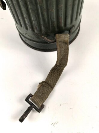 Gasmaskendose " Bereitschaftsbüchse" Modell 1938 Wehrmacht. Datiert 1944. Neuzeitlich überlackiert