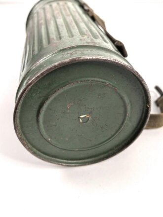 Gasmaskendose " Bereitschaftsbüchse" Modell 1938 Wehrmacht. Datiert 1944. Neuzeitlich überlackiert