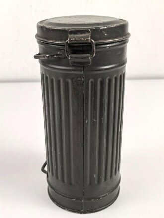 Gasmaskendose " Bereitschaftsbüchse" Modell 1938 Wehrmacht. Originallack ?