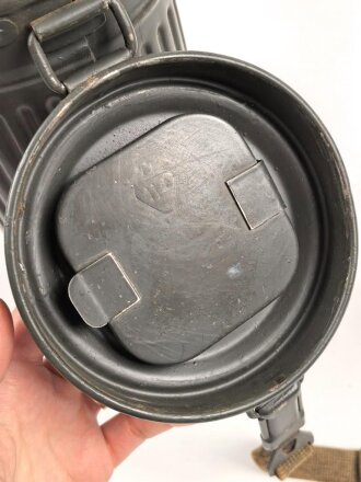 Gasmaskendose " Bereitschaftsbüchse" Modell 1938 Wehrmacht. Originallack ?