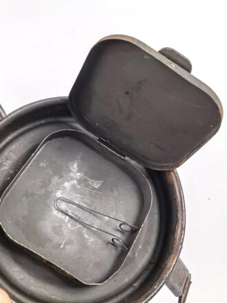 Gasmaskendose " Bereitschaftsbüchse" Modell 1938 Wehrmacht. Datiert 1941. Stark gebraucht, Deckel eingedellt. Marineangehöriger