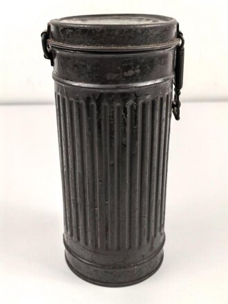 Gasmaskendose " Bereitschaftsbüchse" Modell 1938 Wehrmacht. Datiert 1941. Stark gebraucht, Deckel eingedellt. Marineangehöriger