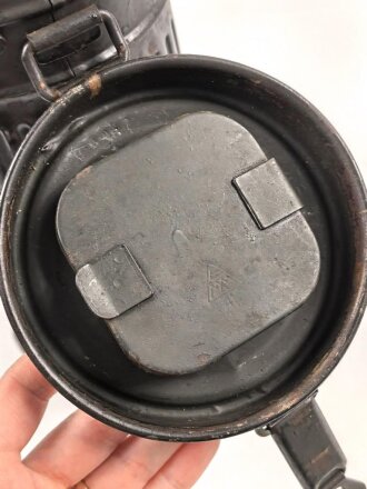 Gasmaskendose " Bereitschaftsbüchse" Modell 1938 Wehrmacht. Datiert 1941. Stark gebraucht, Deckel eingedellt. Marineangehöriger