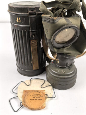 Gasmaske mit Filter in " Bereitschaftsbüchse" Modell 1938 Wehrmacht. Zusammengehöriges Stück des Uffz. Kraus.