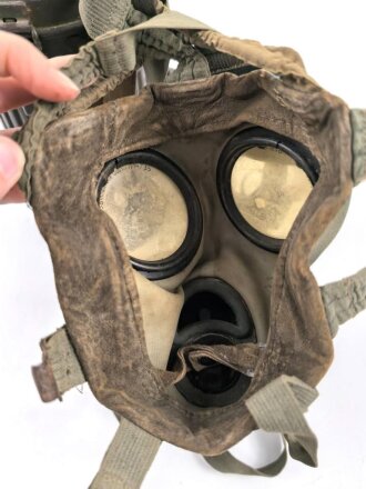 Gasmaske mit Filter in " Bereitschaftsbüchse" Modell 1938 Wehrmacht. Zusammengehöriges Stück des Uffz. Kraus.