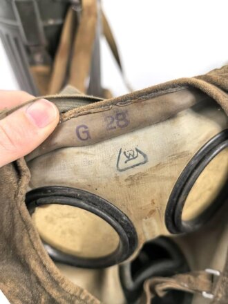 Gasmaske mit Filter in " Bereitschaftsbüchse" Modell 1938 Wehrmacht. Zusammengehöriges Stück des Uffz. Kraus.
